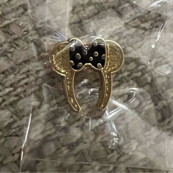 (NIB) gold Minnie Mouse Apple Watch charm - Picture 1 of 3